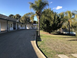 Exterior - Green Door Motel (Lavington)