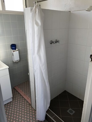 Quarto casal standard, 1 cama Queen, para não fumantes | Chuveiro