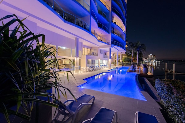 Una piscina al aire libre, una piscina climatizada