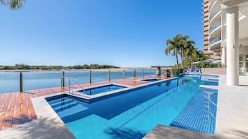 Una piscina al aire libre, una piscina climatizada