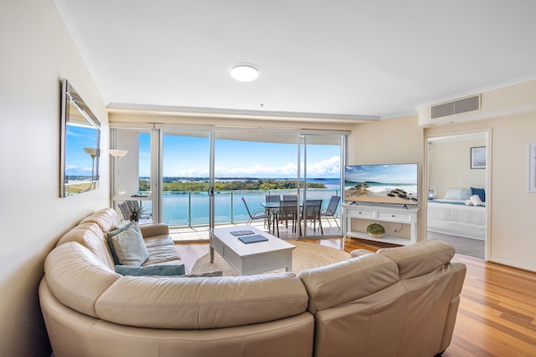 Luxury Apartment | Ruang tamu | TV skrin rata, pemain DVD