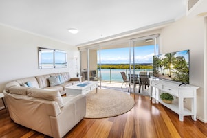 Luxury Apartment | Ruang tamu | TV skrin rata, pemain DVD