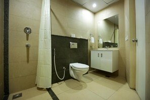Dusche, kostenlose Toilettenartikel, Haartrockner, Hausschuhe