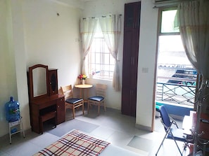 Quarto casal urbano | Escrivaninha, quartos à prova de som, ferros/tábuas de passar roupa