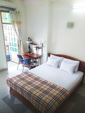 Kamar Double Kota | Meja kerja, kedap suara, setrika/meja setrika, dan Wi-Fi gratis