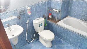 Đồ dùng nhà tắm miễn phí, máy sấy tóc, dép đi trong nhà 