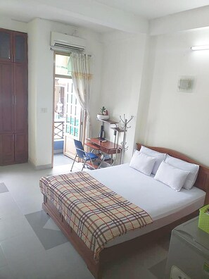 Desk, soundproofing, iron/ironing board, free WiFi