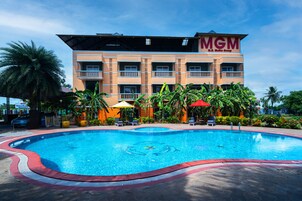 Suite Grand, balcón, vistas a la piscina (Grandeur) | Minibar, caja fuerte, escritorio y espacio para trabajar con un portátil