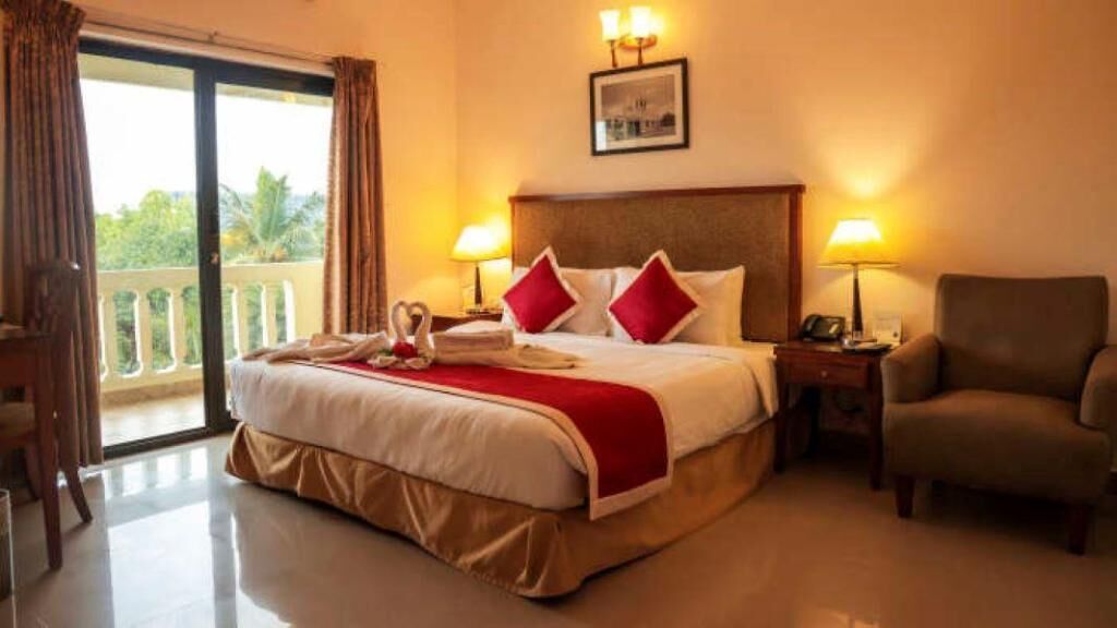 迷你吧、客房内保险箱、办公桌、笔记本电脑工作区