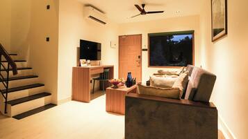 Family Villa | Minibar, in-room safe, desk, laptop workspace