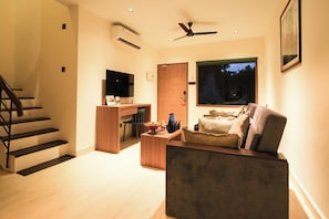 Villa familiar | Minibar, caja de seguridad en la habitación y escritorio