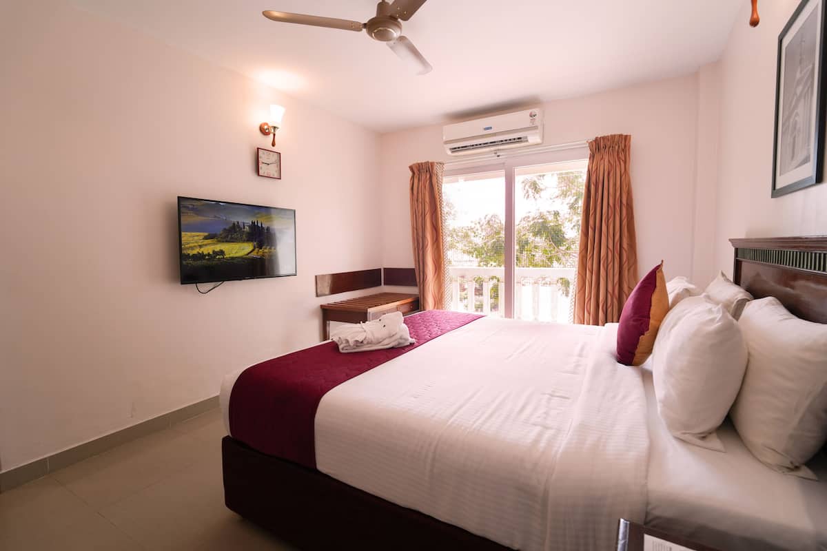 Deluxe Room with Balcony | 3 bedrooms, minibar, in-room safe, desk