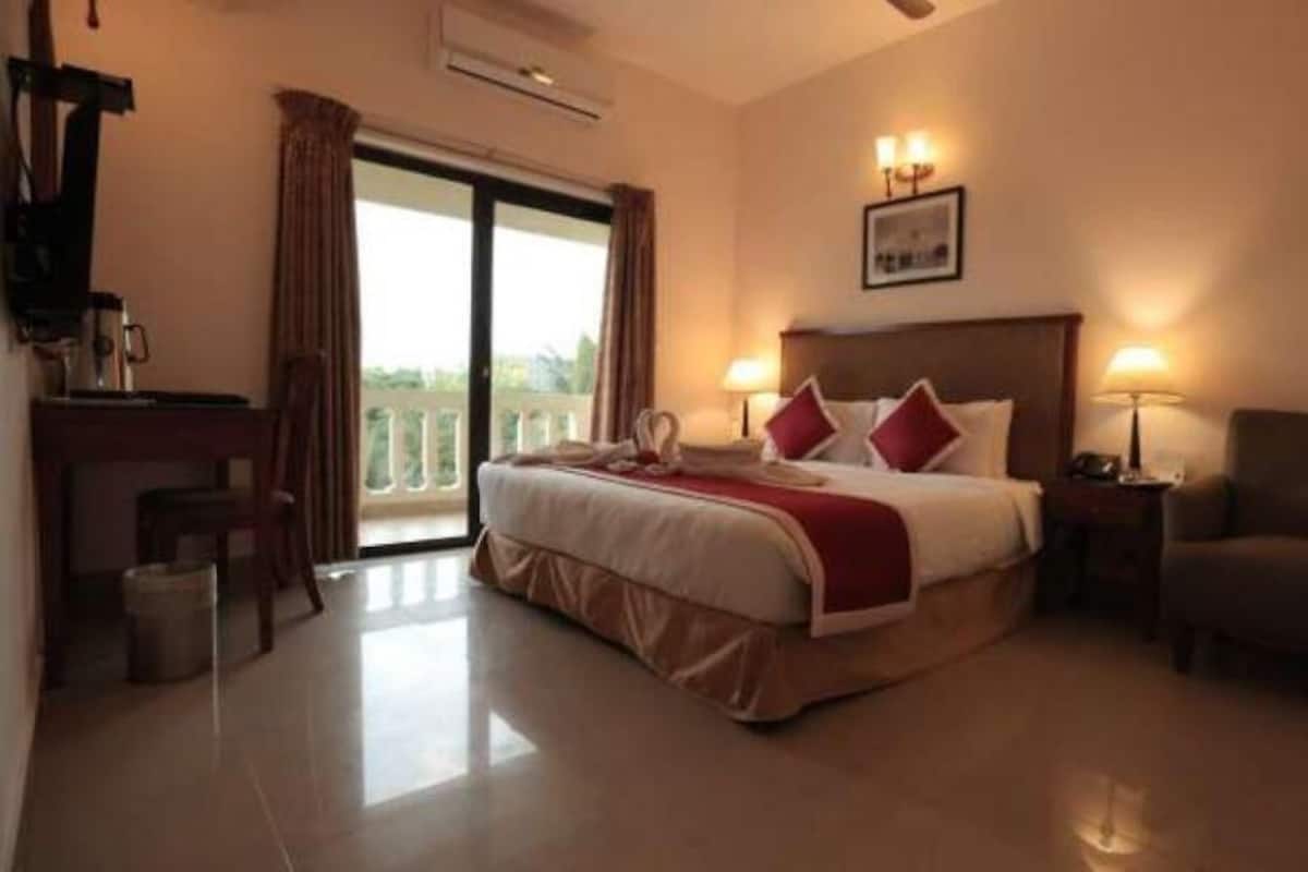 Minibar, in-room safe, desk, laptop workspace