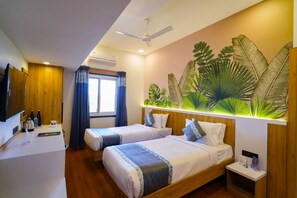 Minibar, caja de seguridad en la habitación y escritorio 