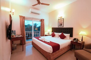 Minibar, caja de seguridad en la habitación y escritorio 