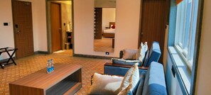 Suite (Mary View) | Área de sala de estar | Televisión LED de 32 pulgadas con canales vía satélite y televisión