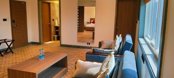 Suite (Mary View) | Zona de estar | Televisión LED de 32 pulgadas con canales por satélite, una televisión