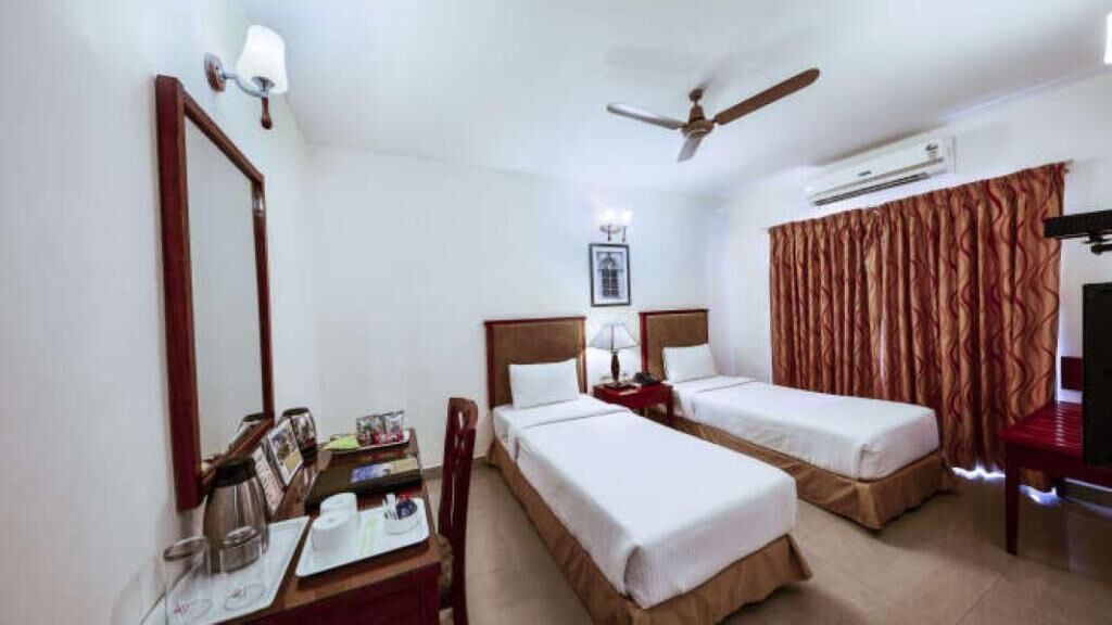 迷你吧、客房内保险箱、办公桌、笔记本电脑工作区