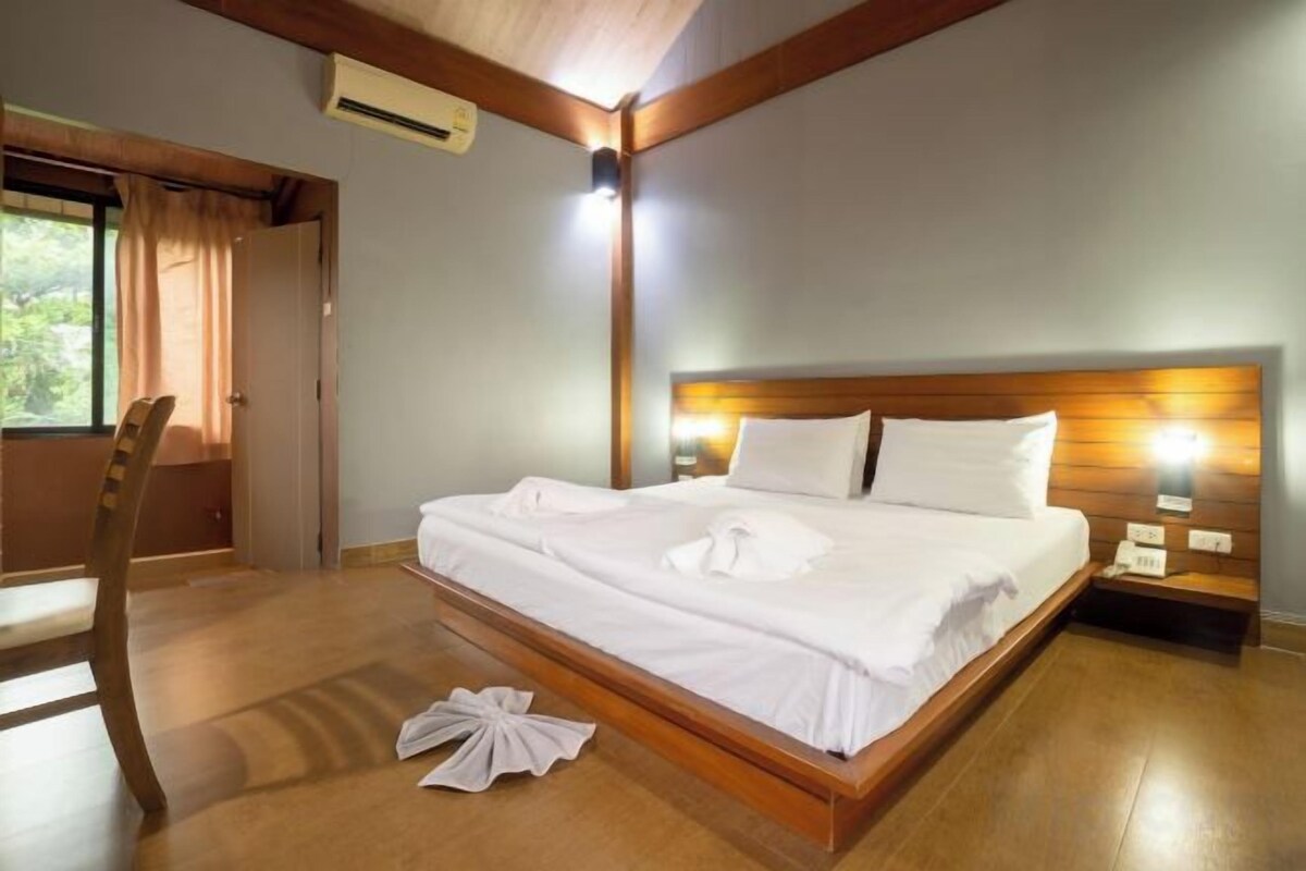Free WiFi, individually decorated, individually furnished, bed sheets