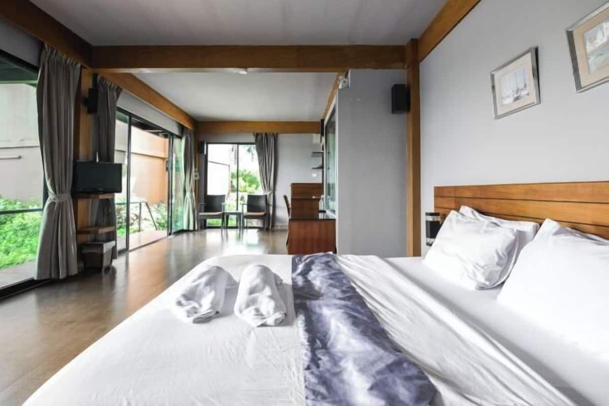 Desk, free WiFi, bed sheets