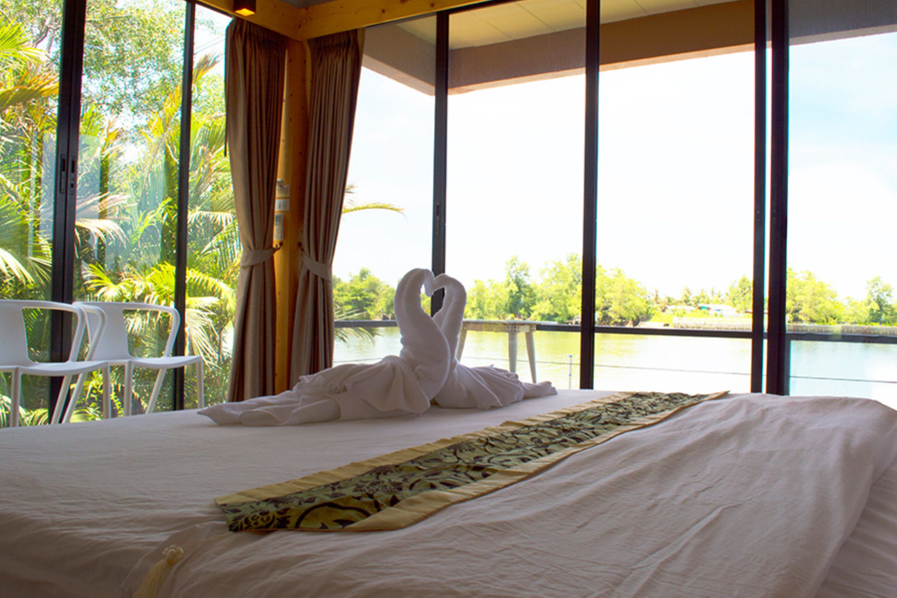 Grace River | Meja kerja, Wi-Fi gratis, dan seprai linen