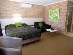 Deluxe Double Room, 1 Bedroom, Kitchenette | Premium bedding, soundproofing, iron/ironing board, free WiFi - Streaky Bay Motel and Villas (Streaky Bay)