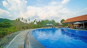 Una piscina al aire libre
