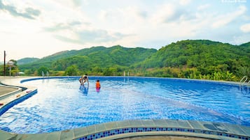 Una piscina al aire libre