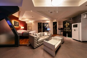 华丽双人房 | 迷你吧、办公桌、隔音、免费 WiFi