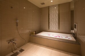 Habitación doble estándar | Baño | Tina y regadera independientes y tina de hidromasaje