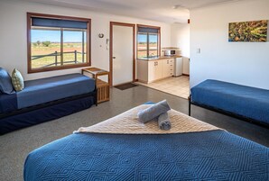 Habitación familiar, no fumadores | Cortinas opacas, wifi gratis, ropa de cama