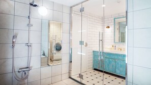 Quarto quádruplo, para não fumantes, vista para o oceano (TEN) | Banheiro | Banheira e chuveiro separados, banheira de imersão