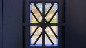 A window with a black metal grid design. - La Krasse Angelroad (Tonosho)