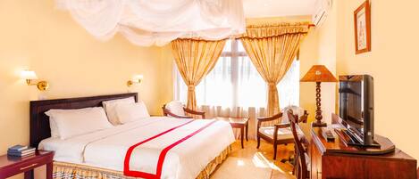 Een bureau, een laptopwerkplek, een strijkplank/strijkijzer, gratis wifi