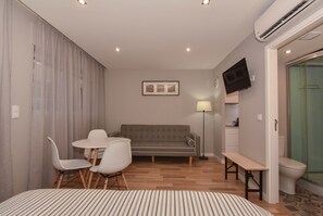 Comfort Studio Suite, Kitchenette (3) | Soundproofing, iron/ironing board, free cribs/infant beds, free WiFi - Live Porto & Douro - Ponte D. Luís (Vila Nova de Gaia)