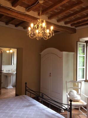 Classic Double Room | Premium bedding, desk, cots/infant beds, free WiFi - B&B La Casa del Frate (Castiglion Fiorentino)