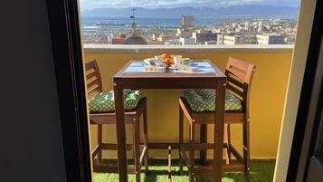 Suite superior, 1 cama Queen size y sofá cama, vista al mar | Terraza o patio