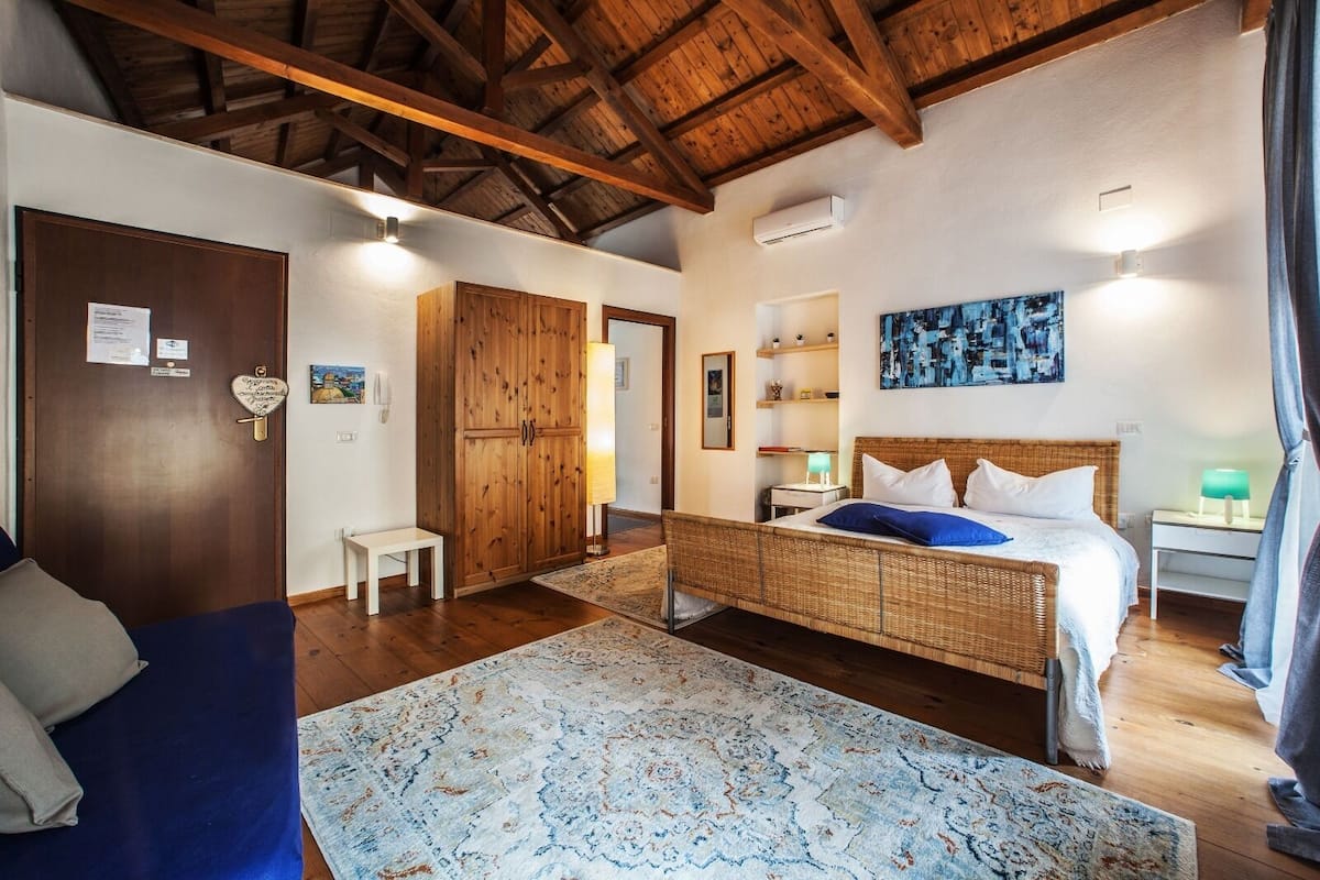 Suite Superior, 1 Tempat Tidur Queen dengan tempat tidur Sofa, pemandangan laut | 1 kamar tidur, seprai premium, selimut bulu angsa, dan brankas