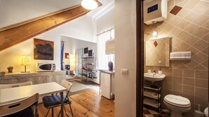 Een moderne keuken met een eethoek, een magnetron en een koelkast.