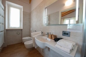 Shower, rainfall showerhead, eco-friendly toiletries, hair dryer - Le Bignele - Alloggio Agrituristico (Marano di Valpolicella)