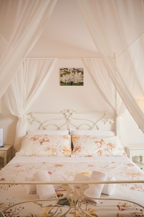 Classic Suite, 1 Queen Bed, Non Smoking, Vineyard View