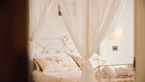 Suite – classic, 1 queensize-seng, ikke-røyk, utsikt mot vingård | Dundyner, minibar, skrivebord og skrivebord for bærbar PC