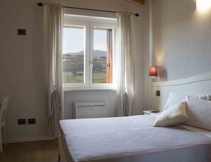 Habitación clásica con 1 cama matrimonial o 2 individuales, 1 habitación, para no fumadores | Edredón, minibar, escritorio y espacio para trabajar con laptop 