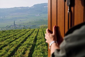 羽絨被、迷你吧、書桌、筆電工作空間