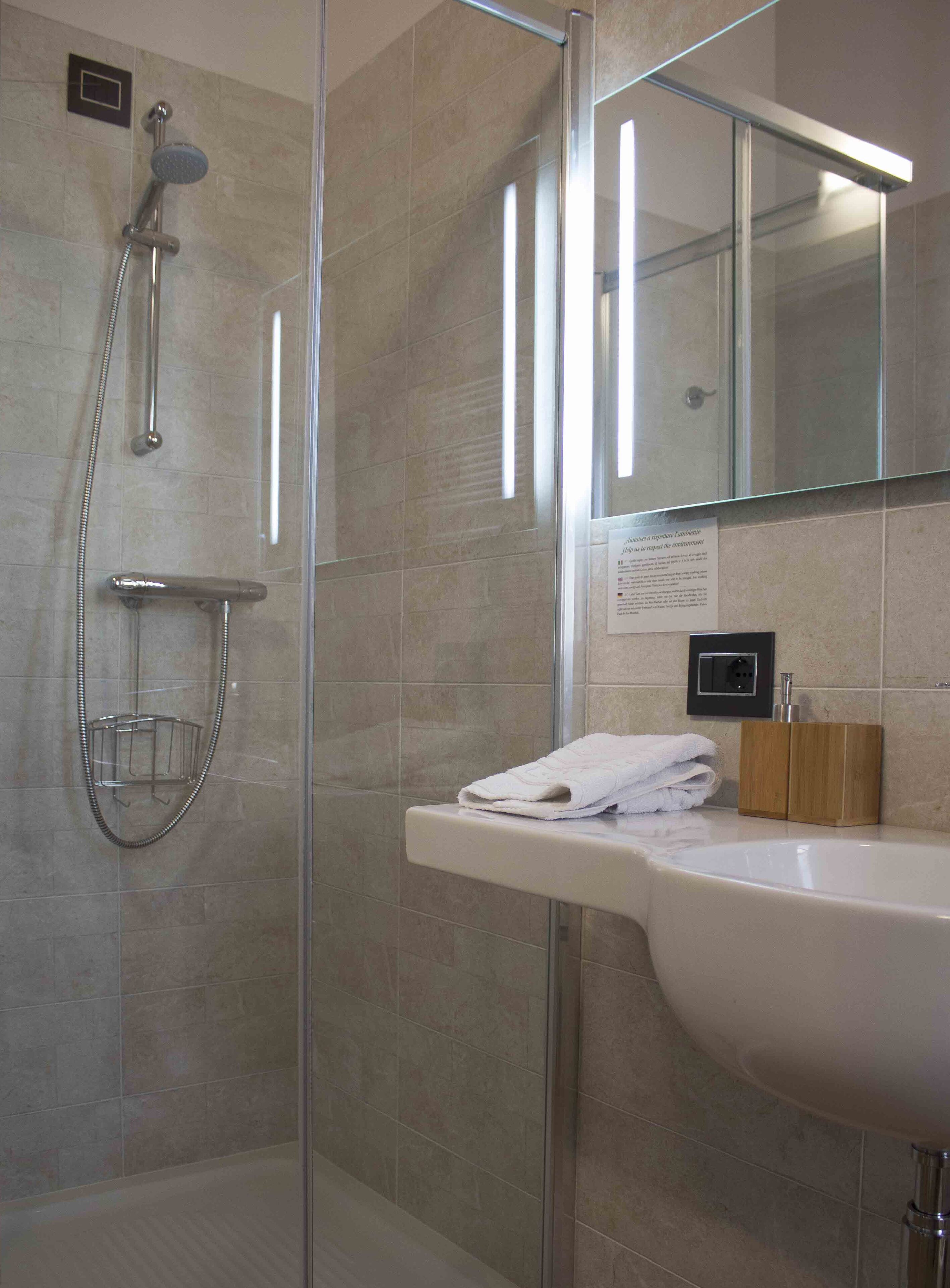 Comfort-Einzelzimmer, 1 großes Einzelbett | Badezimmer | Dusche, Regendusche, umweltfreundliche Kosmetikartikel, Haartrockner