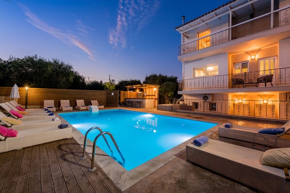 Piscina externa, funciona das 9h às 21h, guarda-sóis, espreguiçadeiras