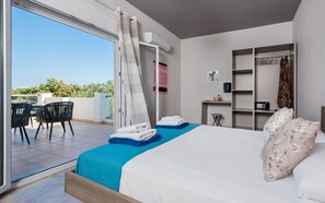 Apartamento, 3 quartos (Ianira) | Cofres nos quartos, individualmente decorados