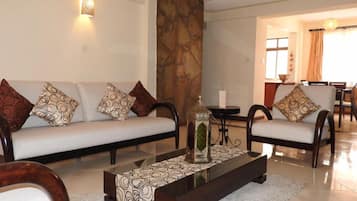 Cobertura | Área de estar | TV de tela plana, mesa de pingue-pongue