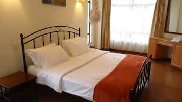 Cofres nos quartos, escrivaninha, cortinas blackout