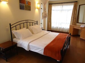 セーフティ�ボックス (室内)、デスク、遮光カーテン、防音設備